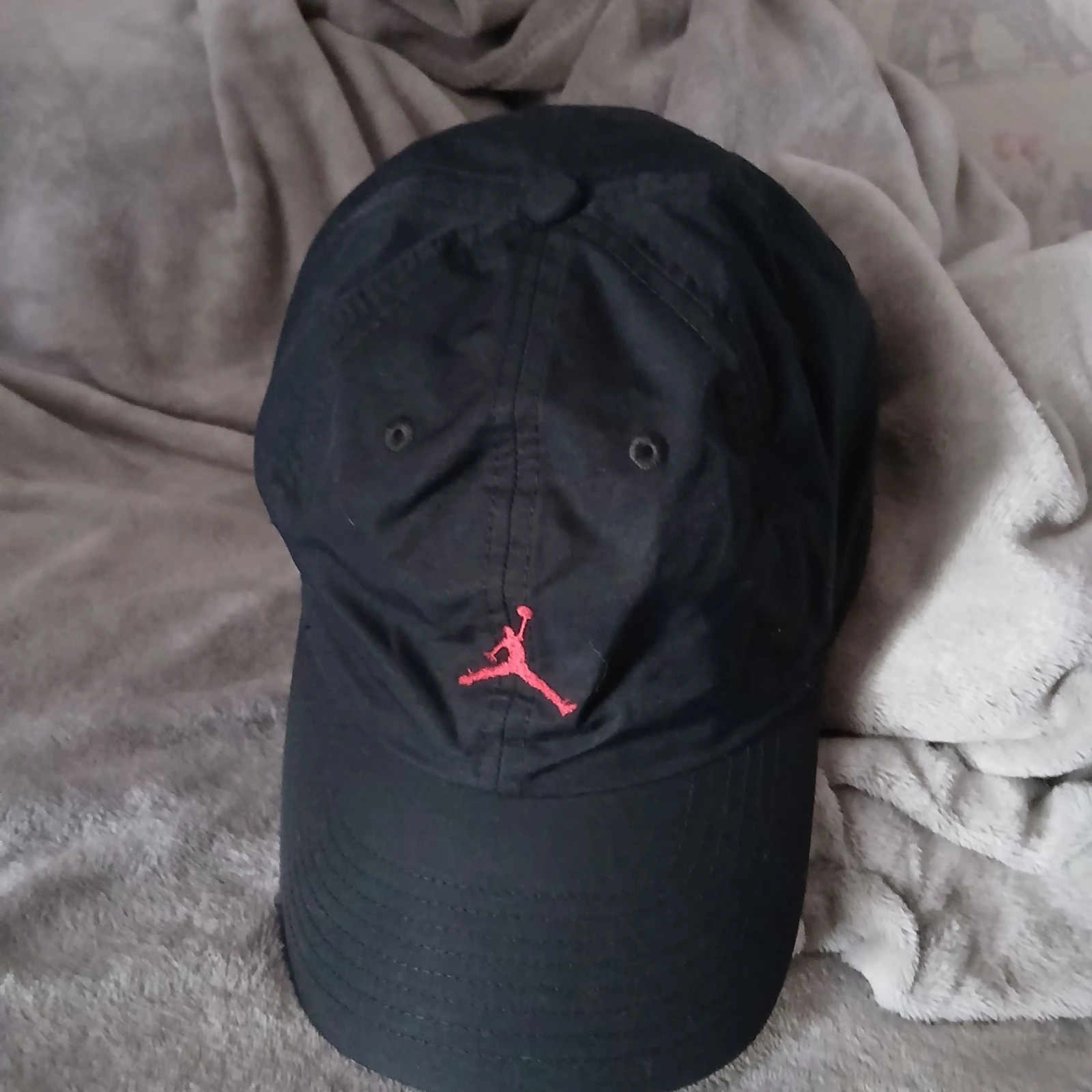 Casquette Jordan Noire – Logo Rouge Brodé – Taille Unique (Réglable)